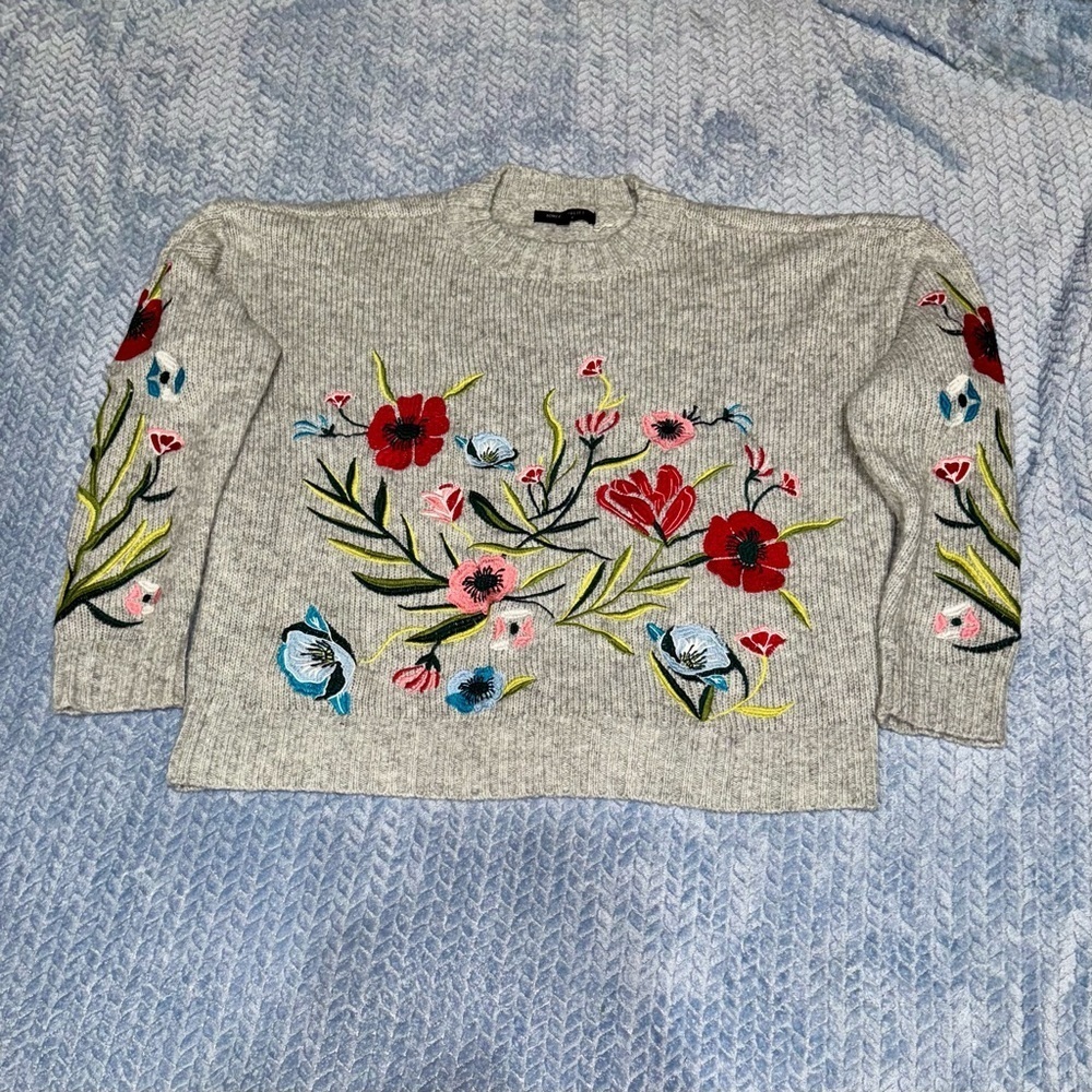 Romeo + Juliet couture GrayEmbroidered Floral Print Cozy Sweater Women's Size Sm